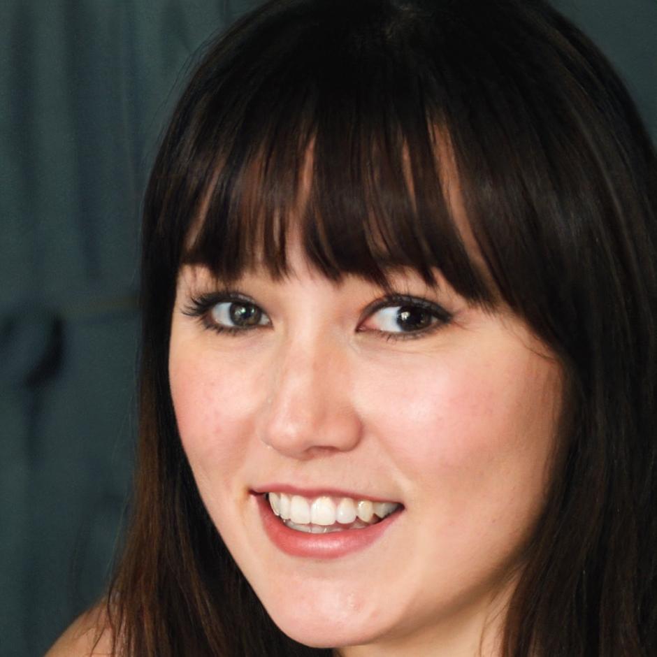 Gründerin Elke Vöhringer bei der Arbeit mit Finanzunterlagen